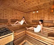 Zwei Frauen entspannen in der Sauna ds Hotels Hirschen in Hittisau
