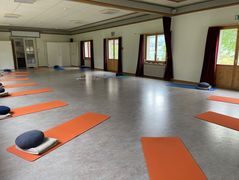 Matten, Meditationskissen und Decken im Yogaraum im Zentrum Ranft
