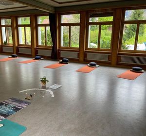 Layout der Matten im grosszügigen Yoga Seminarraum des Zentrum Ranft