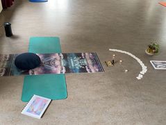 Matten und  Setup des Yogaseminarleiter*inn im Yogazentrum Ranft