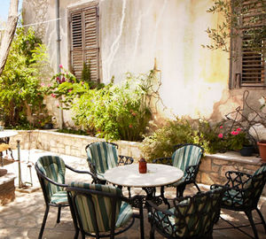 Terrasse des gemütlichen Art Cafés am höchsten Punkt des malerischen Dorfes Polis auf Zypern