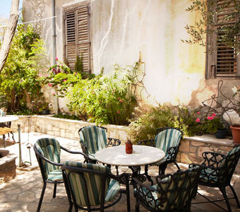 Terrasse des gemütlichen Art Cafés am höchsten Punkt des malerischen Dorfes Polis auf Zypern