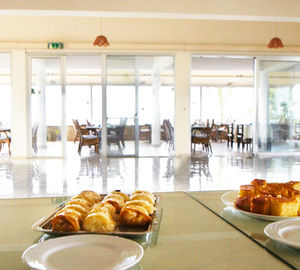 Kuchen und Baklava als im Speisesaal des Hotels mit Blick auf die Terrasse