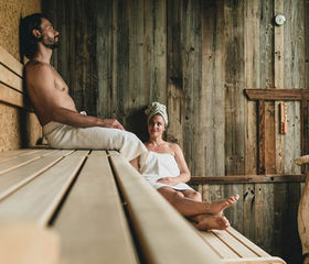 Paar relaxed in der Sauna