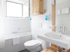 Helles sauberes und modernes WC im Hotel Laudinella