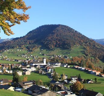 Weiche Alpenlandschaft und Dörfer um Hittisau