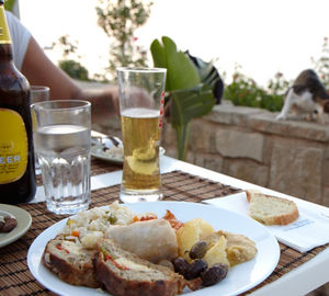Abendessen mit Oliven und diversen mediteranen Salaten auf der Terrasse