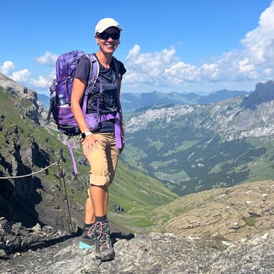 Alexandra beim Wandern Val Medel - Greina