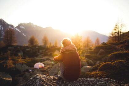 Yoga im Herbstlicht in der Natur