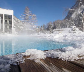 Dammpf und Eis am Pool des Hotels im Winter