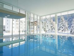 Poolbereich mit mit schönster Aussicht über den St. Moritzersee