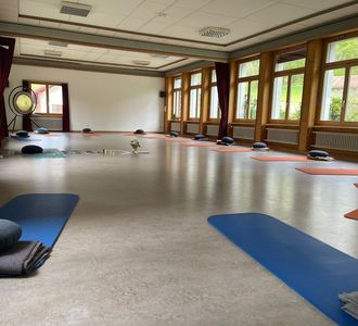 Leerer Yogaraum im Zentrum Ranft