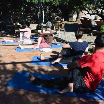 Yogaferien auf der Trauminsel Elba Yoga im Einklang der Elementen Erde,Wasser,Feuer und Luft Yoga im Garten
