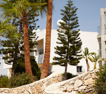 Malerische Hotelanlage  mit Vorgärten des Aphrodite Bay Hotels auf Zypern