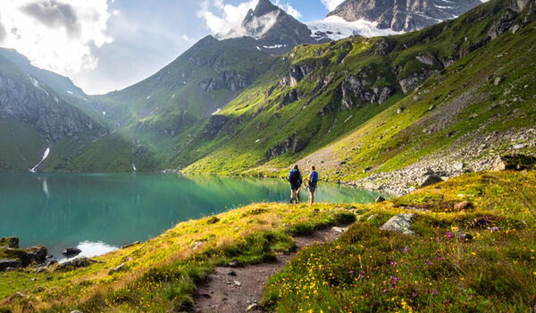 Auf einer Wanderung in den Schweizer Alpen, Ausblick auf einen klaren Bergsee