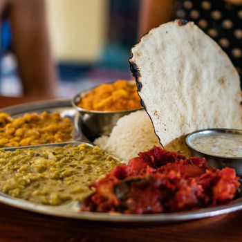 Indische Speise mit Dal, Reis und rote Beete auf Teller