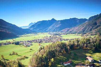 Ausblick über das Tal und die Ortschaften im Chiemgau