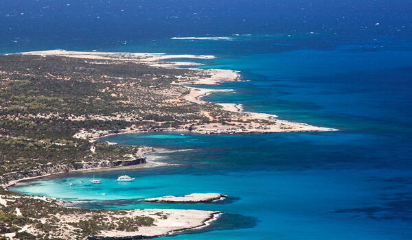 Aerial view über die Akamas Halbinsel mit ankernden Booten in der Blauen Lagune