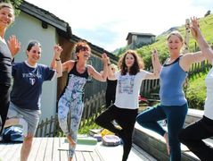 Outdoor Yoga auf der Terrasse im Auszeitretreat in St. Moritz Schweiz