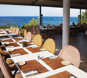 Eingedeckter Tisch auf der dem Meer zugewandten Terrasse des Aphrodite Bucht Hotels