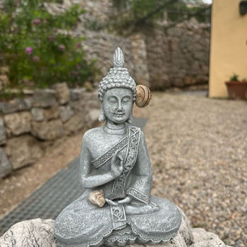 Buddha Statue mit Schnecke