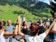 Stefan Geisse praktiziert Yoga Asanas mit eine kleinen Gruppe in der Bergregion St. Moritz S