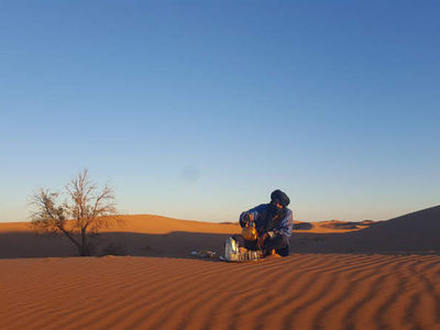 Unser marokkanisch Reiseleiter bereitet Tee in der Sahara