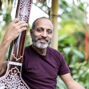 Amit mit indischem Instrument