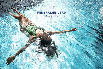 Entspannte Frau im Mineraltherme in den Yogaferien in der Schweiz