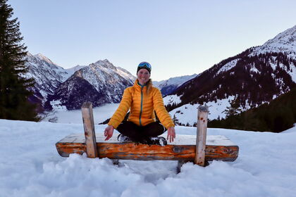 Frau im Schnee in Meditationspose