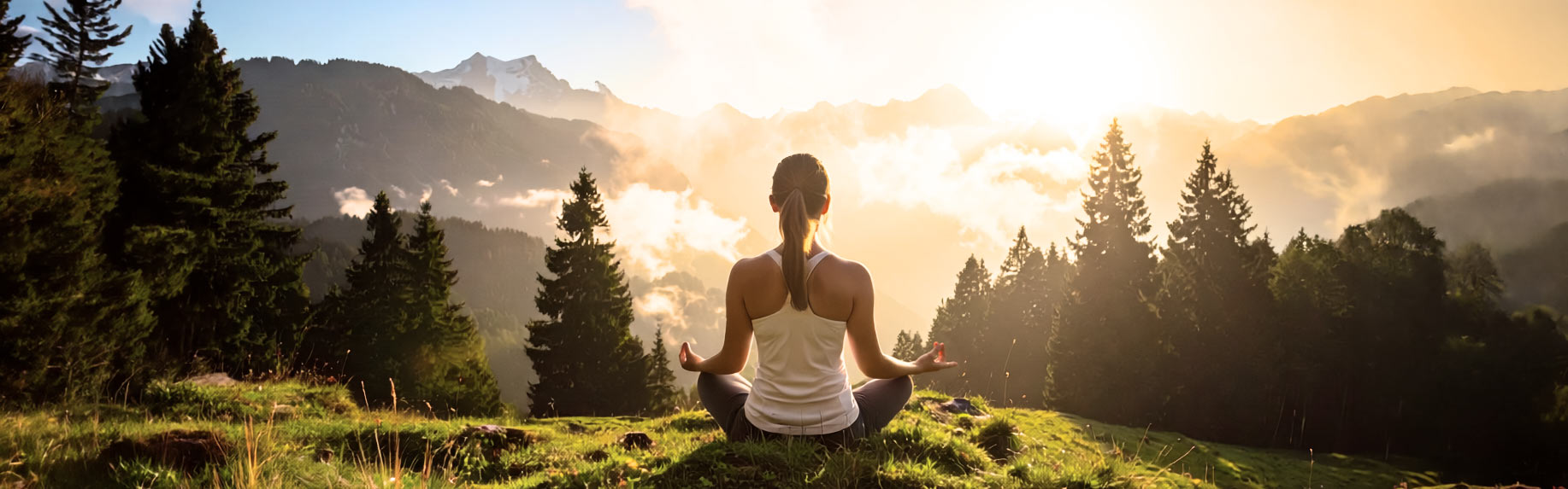 Frau in Meditationshaltung mit weitem Blick über das Tal, Sonnenaufgang über dem Morgennebel | KI generiert