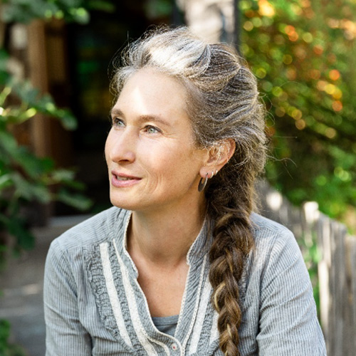 Seitliches Portrait, Frau mit geflochtenem Zopf, outdoor